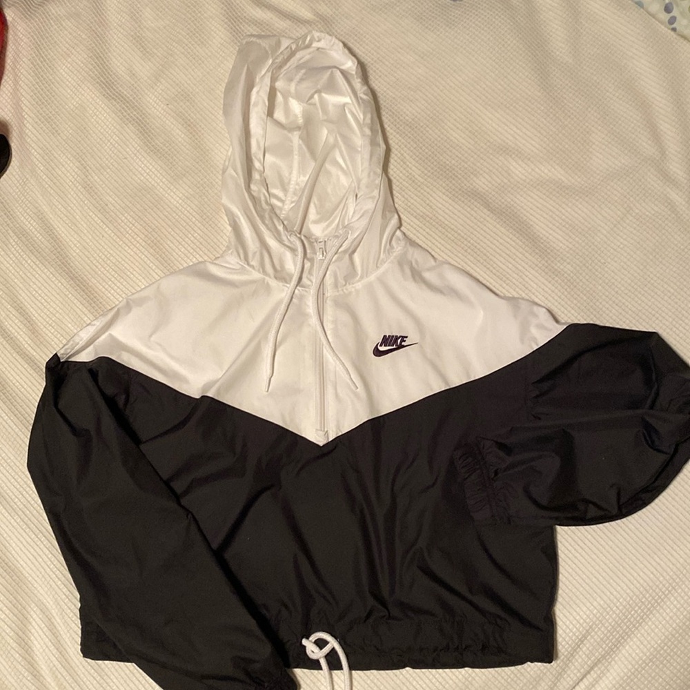 Nike cropped black/white windbreaker size XS